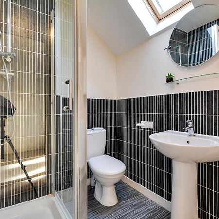 Three Bedroom House In Runcorn By The Lake With Parking By Neofinixdotcom Exterior photo