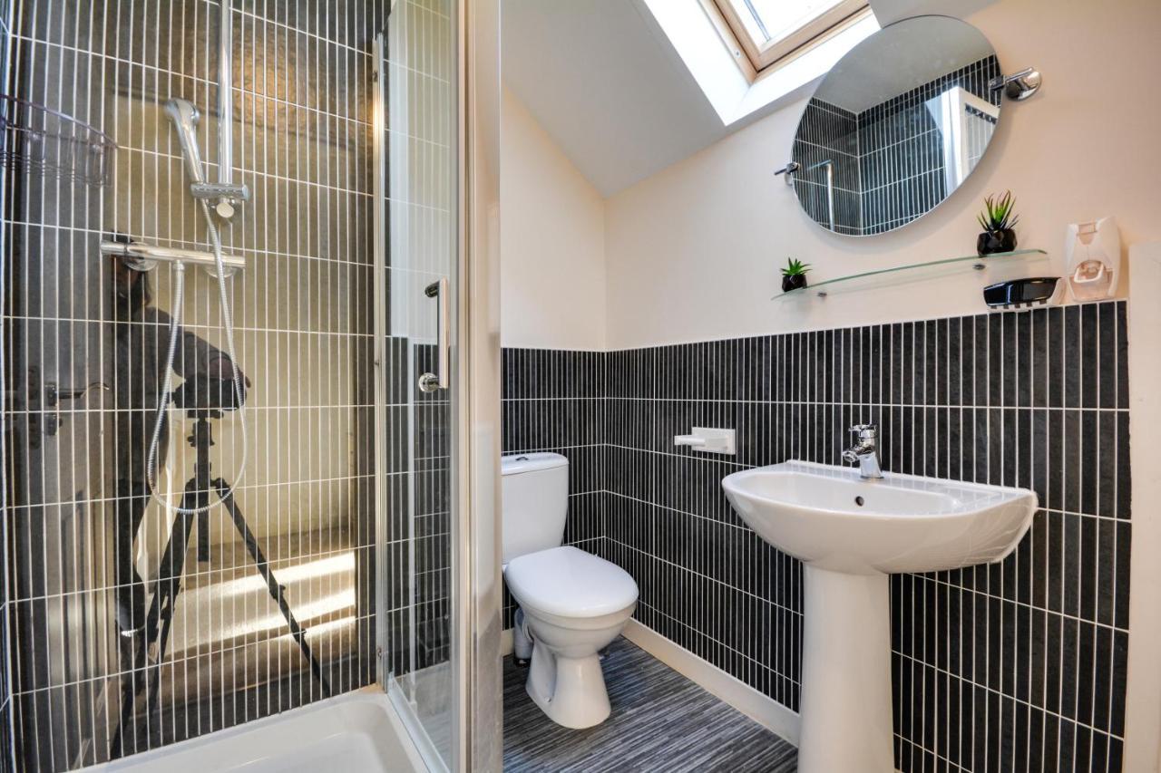 Three Bedroom House In Runcorn By The Lake With Parking By Neofinixdotcom Exterior photo